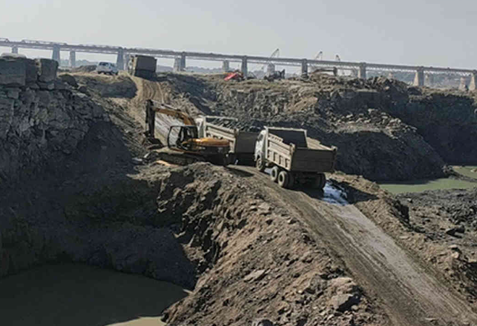 crores-illegal-mining-in-river