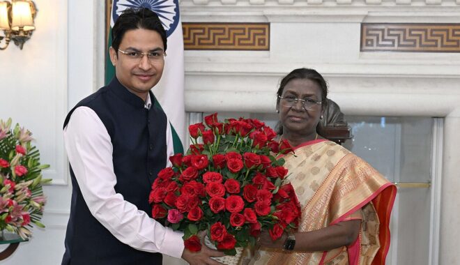 Raju_Bista,_Member_of_Parliament_(Lok_Sabha)_from_Darjeeling,_West_Bengal_meeting_with_the_President_of_India,_Smt._Droupadi_Murmu_at_Rashtrapati_Bhavan